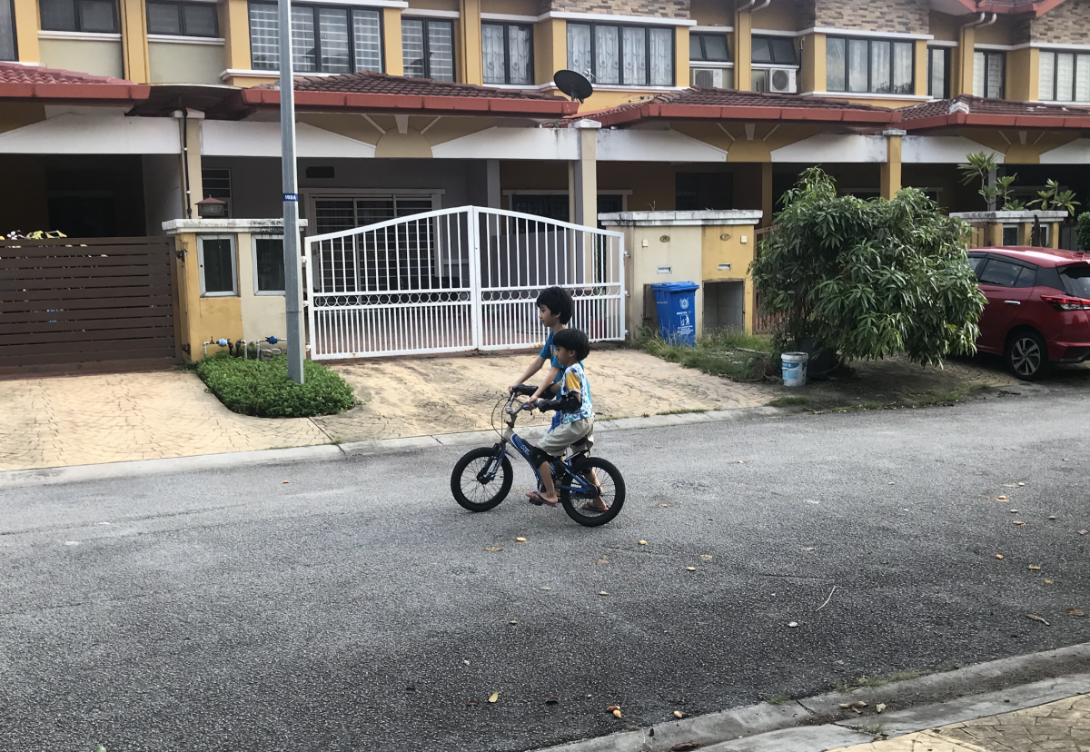 Dien Learns To Ride 2 Wheels Bicycle