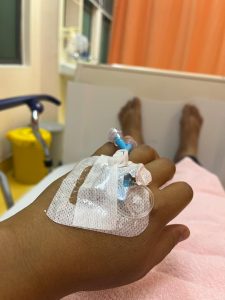 jarum cucuk kat tangan untuk masukkan ubat selain kena cucuk kat perut